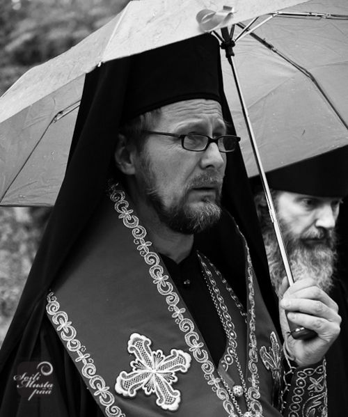 Tiedosto:Piispa arseni ja munkki joona(c)soilimustapaa.jpg